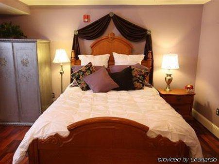 Chestnut Hill Bed & Breakfast Orange Room photo
